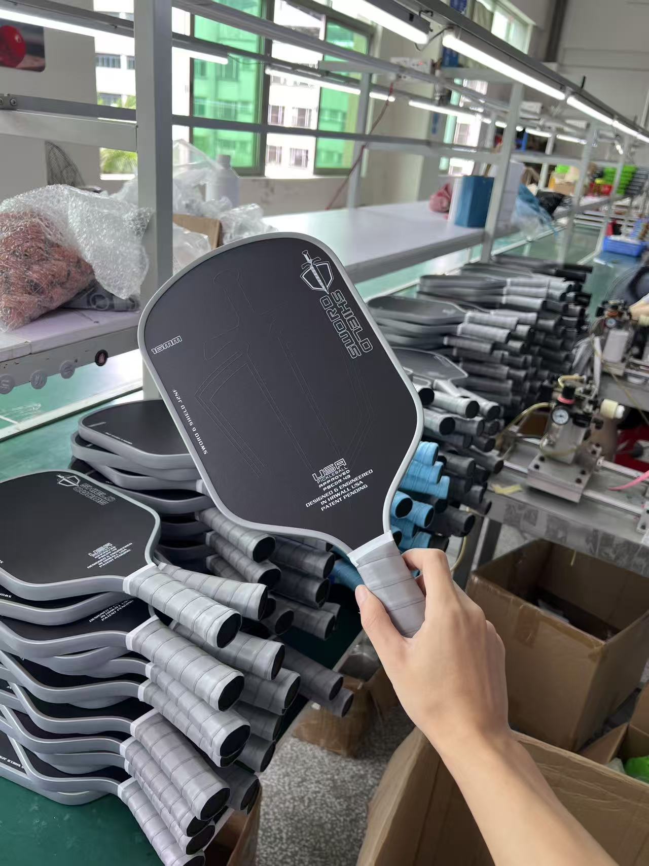 生产线上的碳纤维匹克球拍成品